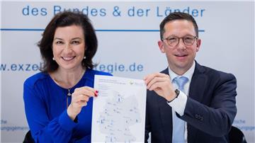 Dorothee Bär (CSU), Bundesforschungsministerin, und Falko Mohrs (SPD), niedersächsischer Minister für Wissenschaft und Kultur, informierten über die Auswahl in der Exzellenzstrategie. 