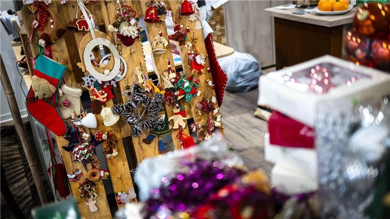 Kerzen und Kugeln - Tauschbörse für Weihnachtsdeko Dort können Besucherinnen und Besucher ausrangierte Adventskränze, Kugeln und Kerzen gegen neuen Schmuck tauschen.