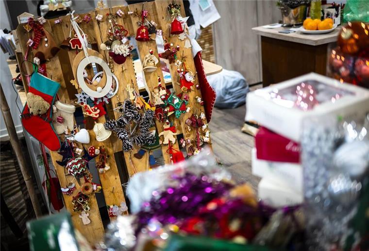 Hier könnt ihr in Bremerhaven Weihnachts-Deko tauschen Dort können Besucherinnen und Besucher ausrangierte Adventskränze, Kugeln und Kerzen gegen neuen Schmuck tauschen.