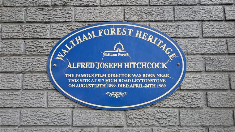 Dort, wo das Geburtshaus von Alfred Hitchcock stand, erinnert nun eine blaue Plakette an den Regisseur.