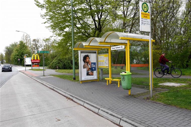 Dort, wo jetzt die Bäume hinter der Bushaltestelle stehen, soll das neue Polizeirevier Geestemünde gebaut werden.