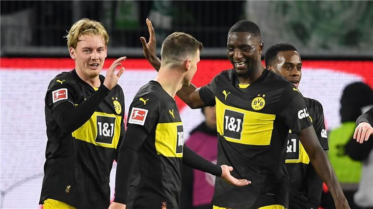 „Schmeckt sehr gut“: Dortmund verhindert Weihnachts-Krise Dortmunder Jubel in Wolfsburg.