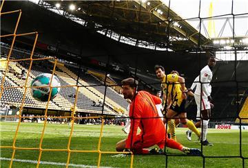 Dortmunds Abwehrspieler Mats Hummels (Mitte) erzielt das 1:1 neben Frankfurts Torwart Kevin Trapp (links). Doch das reicht nicht, die Borussen verlieren am Ende doch noch.