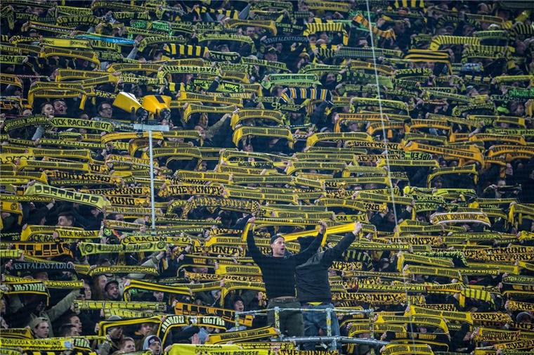 Dortmund: Das ganze Stadion trauert um einen Fan Dortmunds Fans hielten ihre Schals in die Höhe und singen «You never walk alone» für einen Fan, der während des Spiels an einem Herzinfarkt gestorben war.