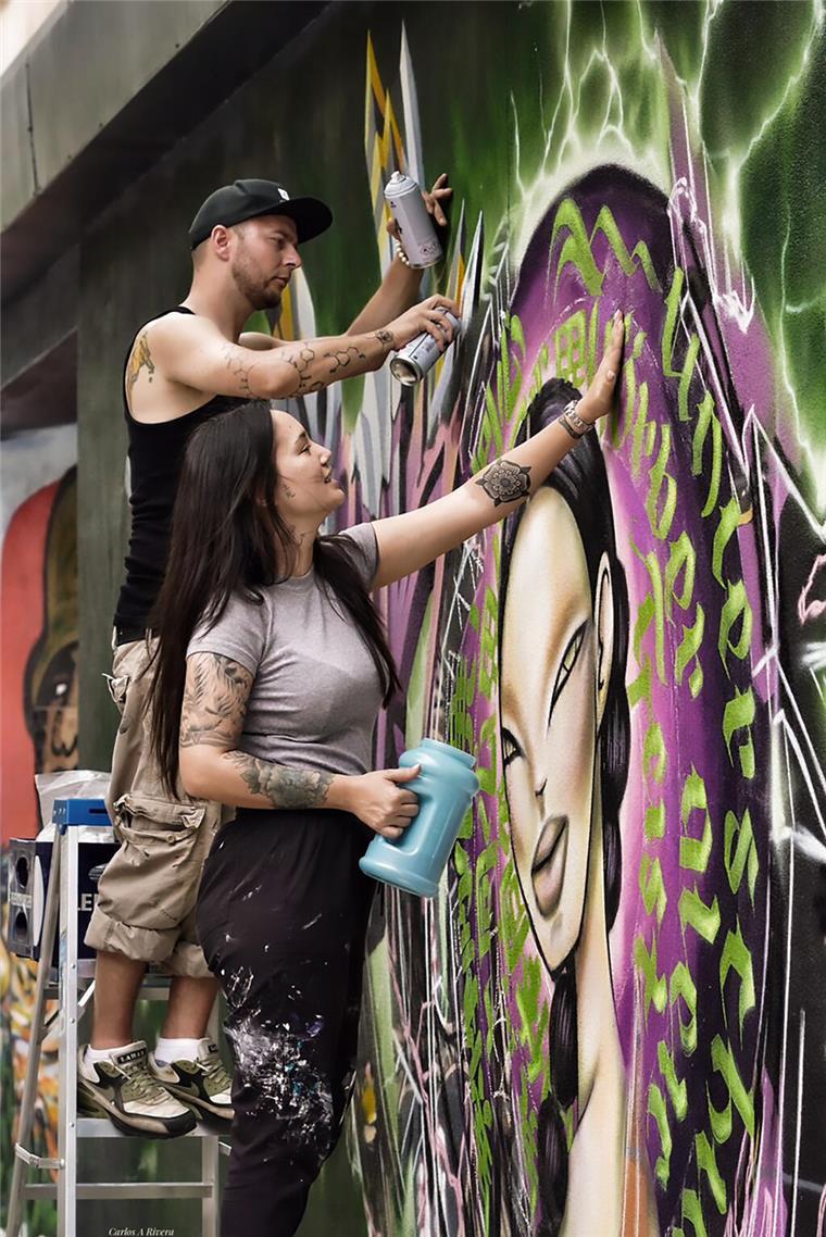 zwei Personen an Graffitiwand