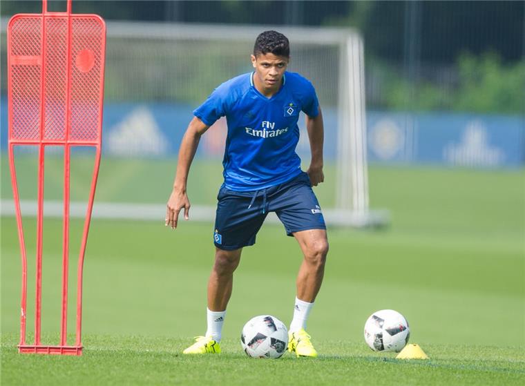 Profibesuch: HSV-Fieber in Wulsdorf Douglas Santos (Foto) kommt mit dem Kollegen Cleber nach Bremerhaven.