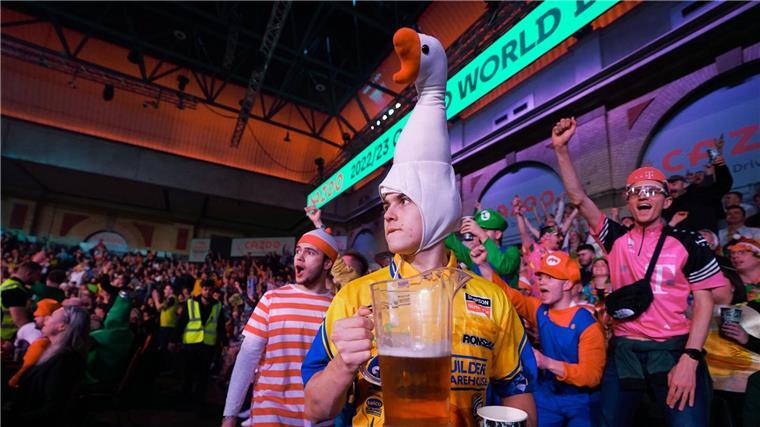 Der Trendsport Darts findet auch bei uns in Bremerhaven immer mehr Fans dpatopbilder - Bei der Darts-WM in London sind die Fans häufig wild verkleidet. Das sorgt für ausgelassene Stimmung. Foto: Zac Goodwin/PA Wire/dpa