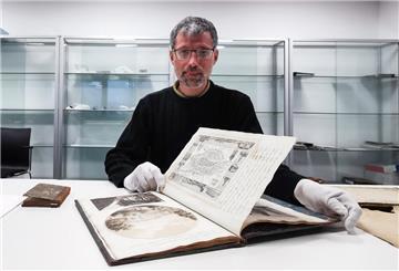 Dr. Alexander Reis zeigt das Reisealbum.