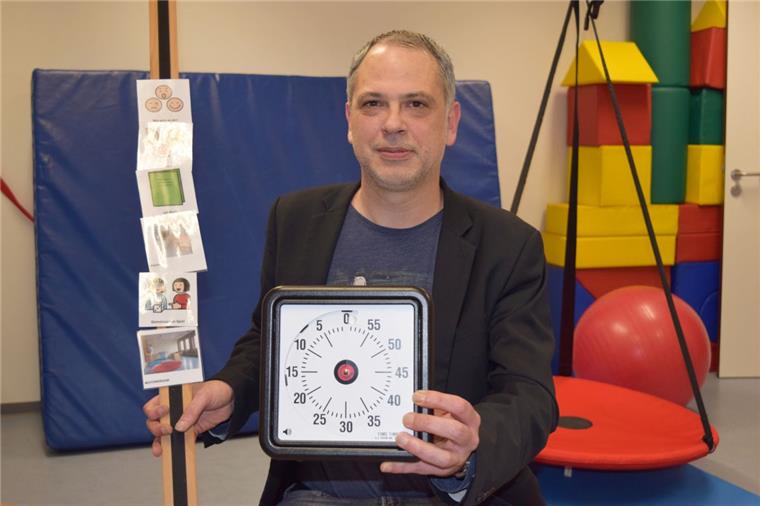 Autismus: Therapien helfen, den Alltag zu meistern Dr. Anas Nashef zeigt zwei Utensilien, die oft bei der Autismus-Therapie eingesetzt werden. Die Karten auf dem sogenannten Teachboard zeigen dem Klienten, welche Aufgabe als nächstes ansteht. Diese visuelle Gliederung gibt Sicherheit. Mit der großen Stoppuhr wird darüber hinaus sogar ganz genau der Zeitraum für den jeweiligen Arbeitsschritt festgelegt. Auch das gibt Orientierung.