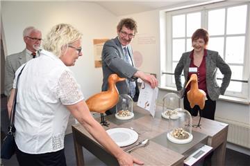 Dr. Anika Seyfferth (von rechts) von der Museumsleitung erläuterte Staatssekretär Frank Doods, Bürgermeisterin Ina Korter, Rudi Schulenberg und weiteren Besuchern bei einem ersten Rundgang, was bei Zugvögeln auf den Teller kommt.