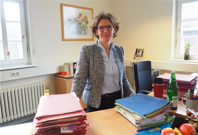 Frauen beweisen sich im Chefsessel und in Männerdomänen Dr. Ann-Katrin von der Heide ist Direktorin des Amtgerichts Nordenham. In einem Mentoring-Programm unterstützt sie Frauen in der Justiz, die ebenfalls Führungspositionen übernehmen möchten.