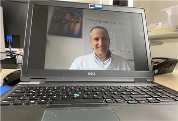 Dr. Carl Haasper vom Ameos Klinikum in Debstedt hilft seinen Patienten in Videosprechstunden.
