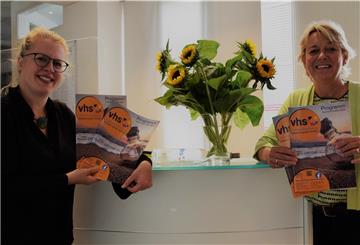 Dr. Claudia Schütze (links) und Ulrike Michalzik sind sicher, dass das Programm der Kreisvolkshochschule für den Herbst auch in Zeiten des Coronavirus viel Abwechslung bietet.