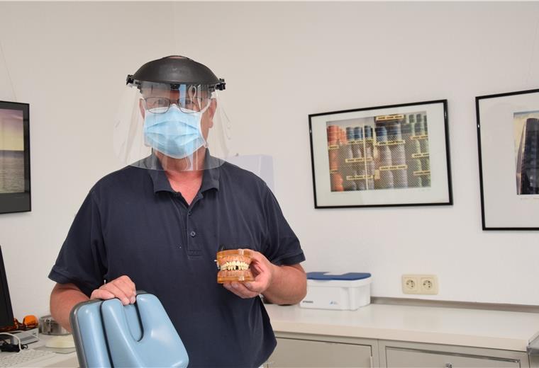 Zahnärzte dürfen ihr gesamtes Spektrum anbieten Dr. Dieter Ubben, Zahnarzt in Nordenham, trägt bei seinen Behandlungen spezielle Schutzkleidung.