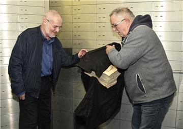 Dr. Dietrich Diederichs-Gottschalk (links) und Günther Jochim haben die kostbare Luther-Bibel von 1614 gut gesichert im Schließfach der Volksbank in Dorum untergebracht. 