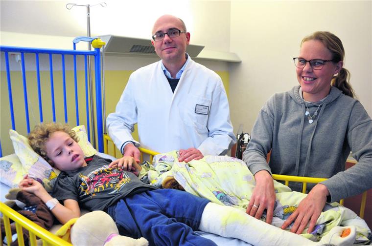 Debstedt: Dr. Evgenij Khavkin hilft auch Kindern wieder auf die Beine Dr. Evgenij Khavkin hat auch das zweite Bein von Dylan Klos operiert. Er und Mutter Esther sind zufrieden mit dem Ergebnis.