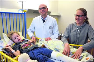 Dr. Evgenij Khavkin hat auch das zweite Bein von Dylan Klos operiert. Er und Mutter Esther sind zufrieden mit dem Ergebnis.