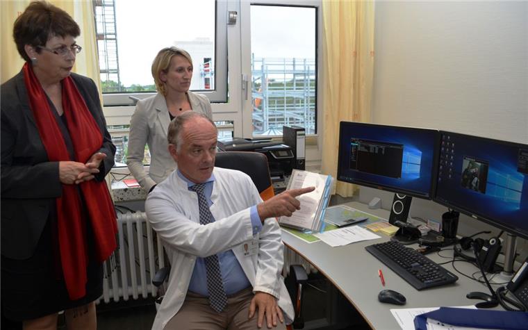 Pflege per Video-Anleitung: Christophorus-Haus in Brake macht bei Projekt mit Dr. Georg Rohe zeigt
Staatssekretärin Birgit Honé (links), wie er an Bildschirmen medizinische Daten von Patienten empfangen kann.