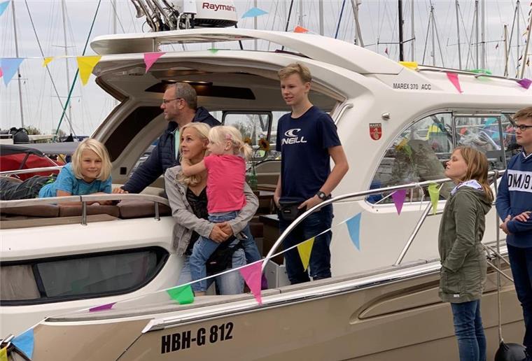 Sportskipper und Fährmann retten Ruderer vor dem Ertrinken Dr. Gerrit Günther (47) und seine Frau Dr. Inka Günther (45) haben am Abend des 27. Juni 2021 drei gekenterte, erschöpft im Wasser treibende Rudernde aus der Weser gerettet und an Bord ihrer Motoryacht "Van Helsing" gezogen. Mit an Bord waren auch die Kinder des Arztpaares . Das Bild entstand allerdings zu einem anderen Zeitpunkt, vor dem Rettungsmanöver.