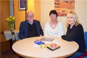Dr. Gisbert Eikmeier, Chefarzt der psychiatrischen Klinik im Klinikum Reinkenheide, hat das Nacht-Café zusammen mit Angelika Lacroix (rechts) auf den Weg gebracht. In den hellen Räumlichkeiten unterstützt seither 
Genesungsbegleiterin Birgit Kowski (Mitte) Menschen in den Abendstunden dabei, seelische Krisen zu bewältigen. 