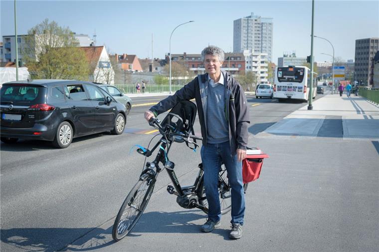 Kennedybrücke: Bürgerinitiative für Fahrradstreifen wächst Dr. Hans Joachim Schmeck-Lindenau, Ex-Chefarzt am Klinikum Bürgerpark, fordert Oberbürgermeister Melf Grantz in einem offenen Brief auf, einen Fahrradstreifen auf der Kennedybrücke einzurichten.