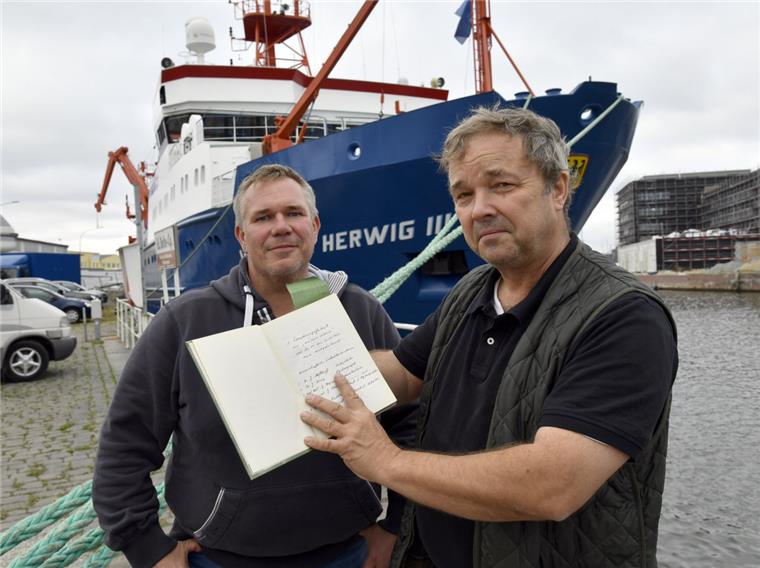 Dr. Heino Fock (rechts) und Kapitän Stefan Meier zeigen das  Schiffstagebuch der ersten Forschungsreise. Mit der "Walther  Herwig III" geht es an diesem Wochenende nach Grönland. Es ist die 400. Reise des Schiffes..