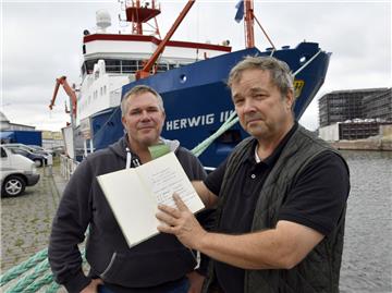 Dr. Heino Fock (rechts) und Kapitän Stefan Meier zeigen das  Schiffstagebuch der ersten Forschungsreise. Mit der "Walther  Herwig III" geht es an diesem Wochenende nach Grönland. Es ist die 400. Reise des Schiffes..