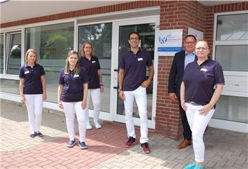 Dr. Heitham Saba (4. von links) ist als neuer HNO-Arzt jetzt im MVZ des Braker Hospitals an der Kirchenstraße tätig. 