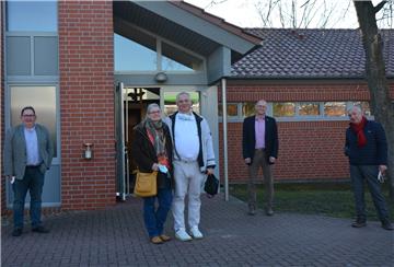 Dr. Janos Szabo (3. von links), hier mit seiner Frau Orsolya Szabo die auch in der Praxis arbeitet, übernimmt zum 1. April die Praxis von Dr. Jens Petersen (rechts). Sehr zu Freude von Holger Onken, Ortsvorsteher von Dedesdorf-Eidewarden (links), und Gemeindebürgermeister Detlef Wellbrock (2. von rechts).