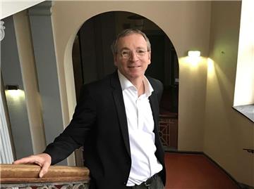 Dr. Kai Nitschke ist gebürtiger Zevener, Jahrgang 1964, und arbeitet heute als Strafrichter am Hamburger Landgericht. Er besuchte die Grundschule Klostergang in Zeven und legte 1984 sein Abitur am St.-Viti-Gymnasium Zeven ab. Er arbeitete außerdem als Journalist.