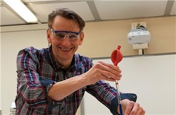 Dr. Kai-Oliver Schäfer hat in der Forschung und der Industrie gearbeitet. jetzt ist er Lehrer an der Luisenhof-Oberschule in Nordenham.