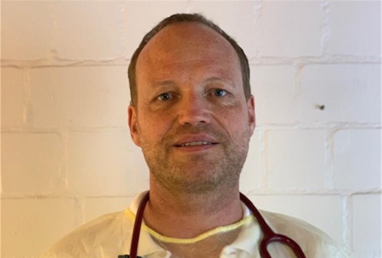 Stuhr: Dieser Arzt testet den Corona-Impfstoff in seiner Praxis Dr. Lars Pohlmeier ist Facharzt für Innere Medizin und Hausarzt.