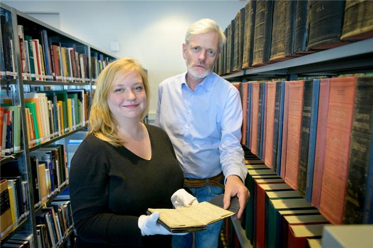 Was Bremerhaven mit der "Titanic" verbindet Dr. Marleen von Bargen und Dr. Christian Ostersehlte schauen sich das Seefahrtsbuch eines Titanic-Überlebenden an.