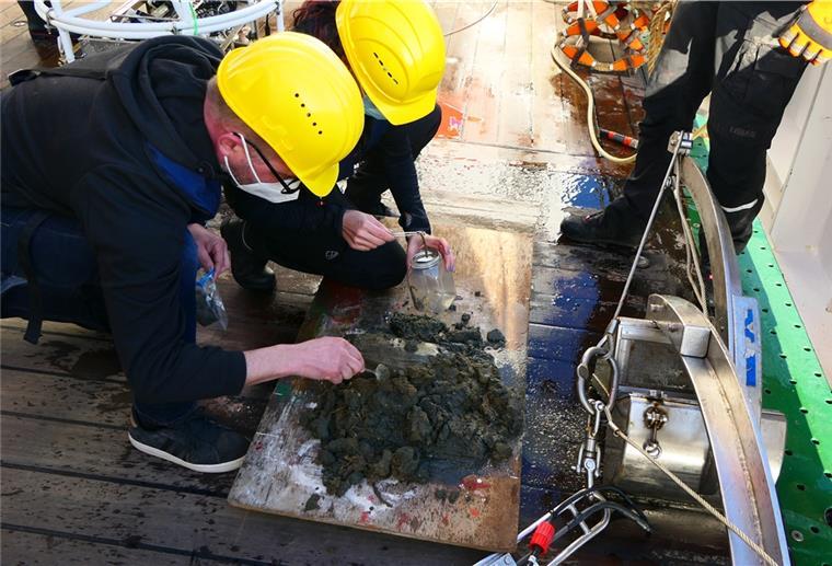 Wrack untersucht: Proben sind in Bremerhaven Dr. Matthias Brenner (links) und seine Kollegen nehmen einen ersten Blick auf Sedimentproben, die in der Nähe des Wracks entnommen wurden.