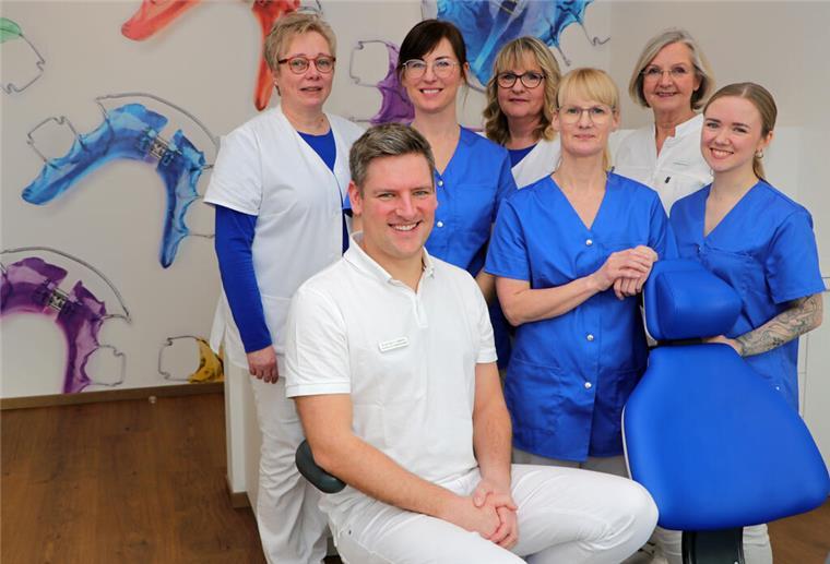 Neue Praxis und Übergabe der Kieferorthopädie Hinrichs Das Team der Kieferorthopädie-Praxis Hinrichs.