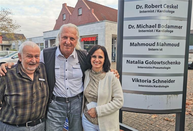 Nordenham: Neue Lungenfachärztin für die Wesermarsch Dr. Michael Bodammer (links) und Dr. Robert Ceskel stehen mit Lungenfachärztin Natalia Golowtschenko vor dem MVZ.
