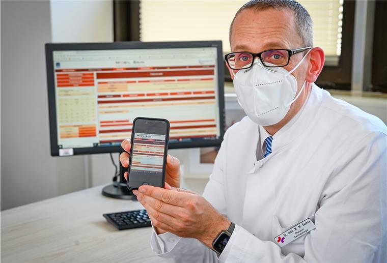 Reinkenheide: Per App Kontakt zu Krebspatienten Dr. Michael Sachse aus dem Klinikum Reinkenheide zeigt auf dem Handy die App, mit deren Hilfe Kontakt zu weiter entfernt wohnenden Patienten gehalten werden kann.