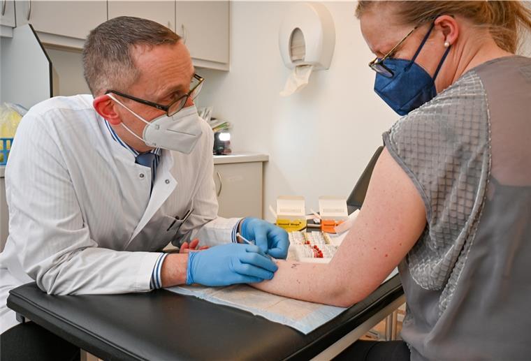Covid-Impfung trotz heftiger Allergie Dr. Michael Sachse testet am Unterarm von Kirsten Semmler, ob sie auf Bienen- oder Wespengift allergisch reagiert.