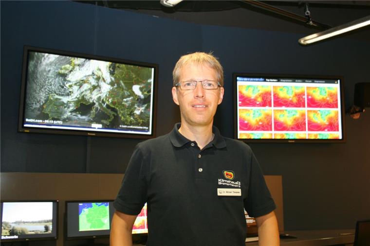 Meteorologe: Rotierendes Tief als Urlaubskiller Dr. Michael Theusner beobachtet von seinen Schirmen im Wetterstudio des Klimahauses die Lage.