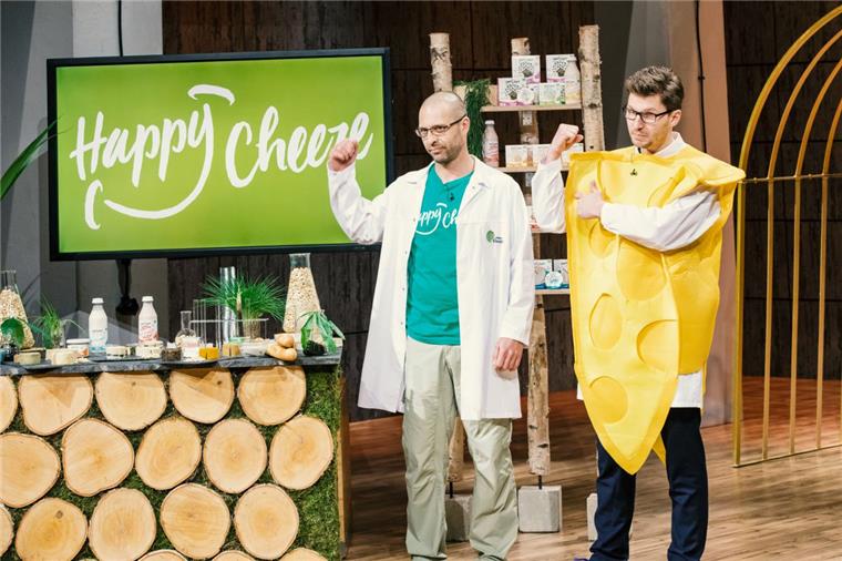 Überraschung nach TV-Show: "Happy Cheeze" verzichtet auf Hilfe der "Löwen" Dr. Mudar Mannah (l.) und Rocky Wüst aus Cuxhaven präsentieren in der TV-Show "Die Höhle der Löwen" mit "Happy Cheeze" veganen Käse.
