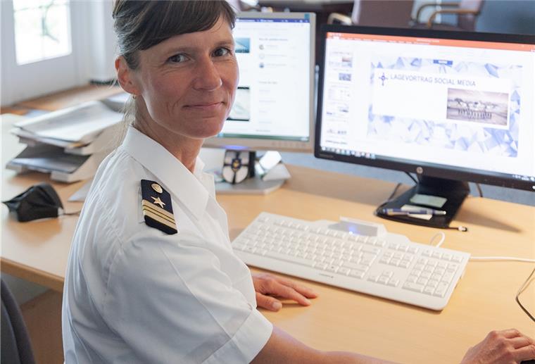 Nordholzer Marineflieger setzt auf Quereinsteiger Dr. Nicole Martin y Troyano gehört mit 49 Jahren zu den spätberufenen Seiteneinsteigerinnen bei der Bundeswehr. Als Organisationsoffizierin im Marinefliegerkommando ist sie für die interne und externe Kommunikation zuständig.