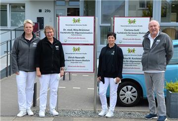 Dr. Nina Brümmer (von links) und Corinna Gott werden in ihrer Hausarztpraxis künftig von Cristina M. Koslowski und Ulrich Nawrath in der Patientenversorgung unterstützt. 