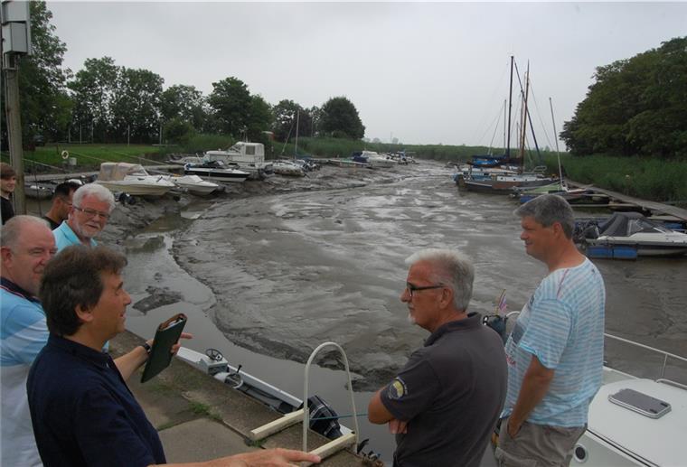 Stadland: „Schlick ist wie Ketchup“ Dr. Norbert Greiser (3. von links) erläuterte den Vertretern der Rodenkircher Wassersportvereine eine Möglichkeit, der Verschlickung Herr zu werden.