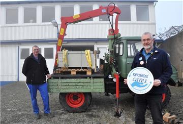 Dr. Peter Möller (rechts), stellvertretender Werkleiter von Kronos Titan, und Uwe Harbers bringen im Rahmen der Aktion Kronos cares einen Transformator zum Nordenhamer Ruderclub.