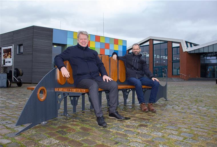 Neue „Fischbank“ im Schaufenster Fischereihafen Dr. Ralf Meyer (Erlebnis Bremerhaven, links) und Sebastian Gregorius (Fischereihafen-Betriebsgesellschaft) machen es sich auf der neuen „Fischbank“ im Schaufenster Fischereihafen gemütlich.