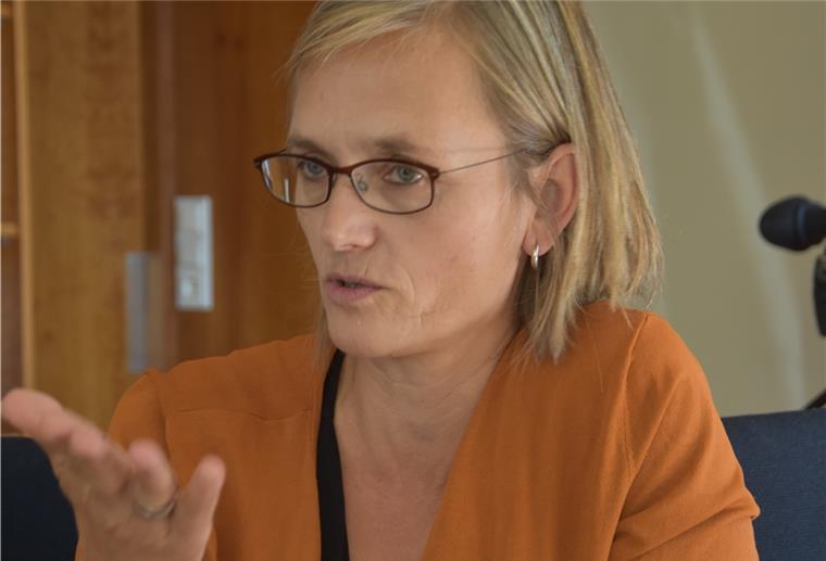 Dr. Regine Komoss, Schulamtsleiterin Bremerhaven, erklärt die augenblickliche Personalversorgung an den Schulen. 