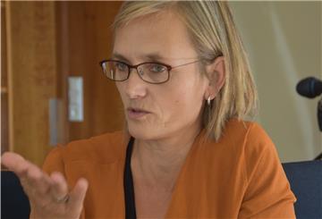 Dr. Regine Komoss, Schulamtsleiterin Bremerhaven, erklärt die augenblickliche Personalversorgung an den Schulen. 