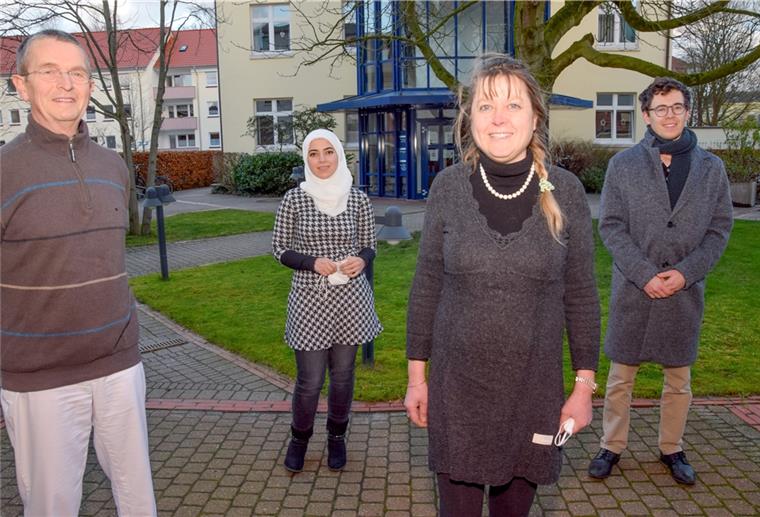 Dr. Sabine Quaritsch (Dritte von links) übernimmt die Praxis für Kieferorthopädie von Bernd Jurgons (links). Unterstützt wird sie von der Zahnärztin Rajaa Yassin. Rechts im Bild ist Leonard Krippner zu sehen. Dessen Vater Raoul Krippner hatte den Kontakt zwischen Sabine Quaritsch und Bernd Jurgons hergestellt.