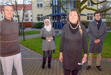 Dr. Sabine Quaritsch (Dritte von links) übernimmt die Praxis für Kieferorthopädie von Bernd Jurgons (links). Unterstützt wird sie von der Zahnärztin Rajaa Yassin. Rechts im Bild ist Leonard Krippner zu sehen. Dessen Vater Raoul Krippner hatte den Kontakt zwischen Sabine Quaritsch und Bernd Jurgons hergestellt.