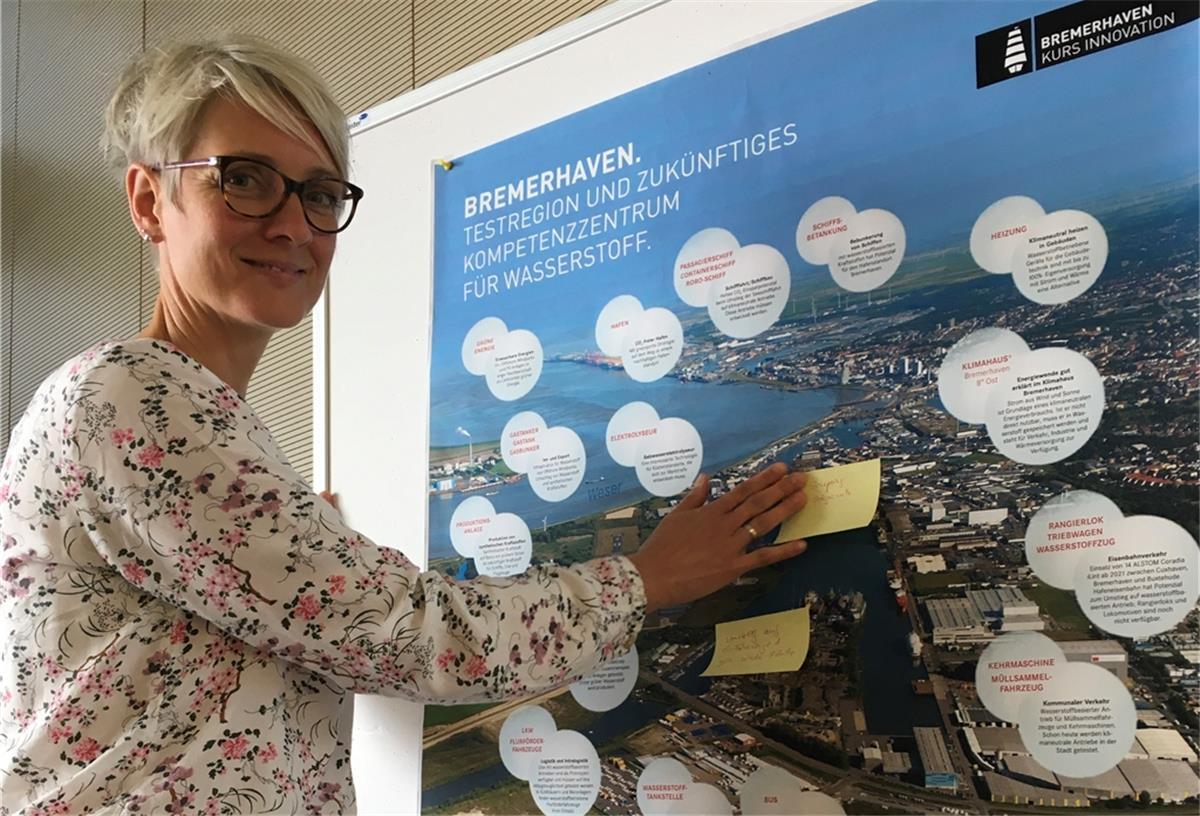 Dr. Saskia Greiner von der Wirtschaftsförderungsgesellschaft BIS in Bremerhaven klebt Projektideen auf.